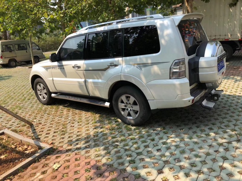 10年三菱帕杰罗