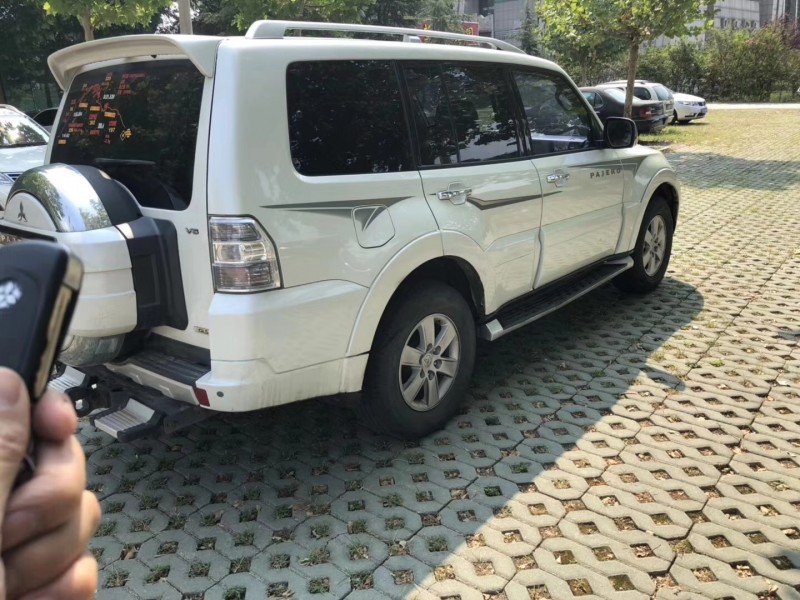 10年三菱帕杰罗