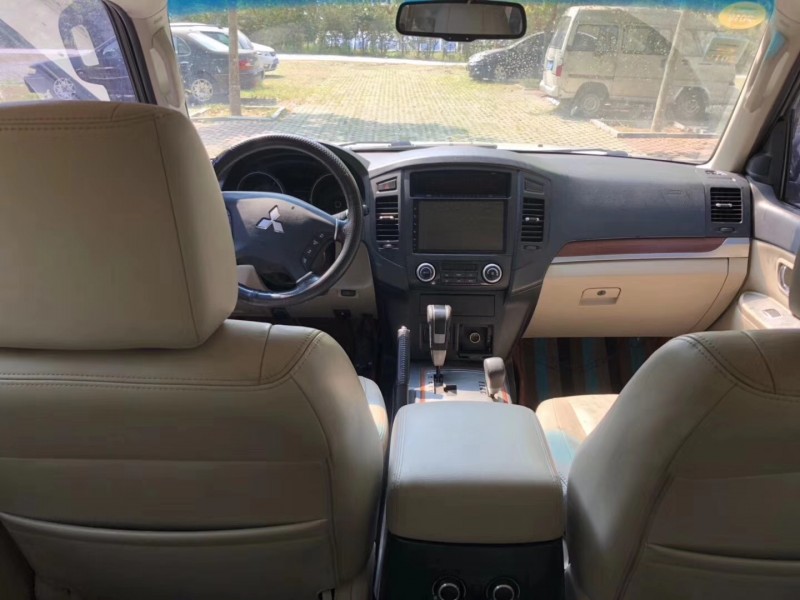 10年三菱帕杰罗