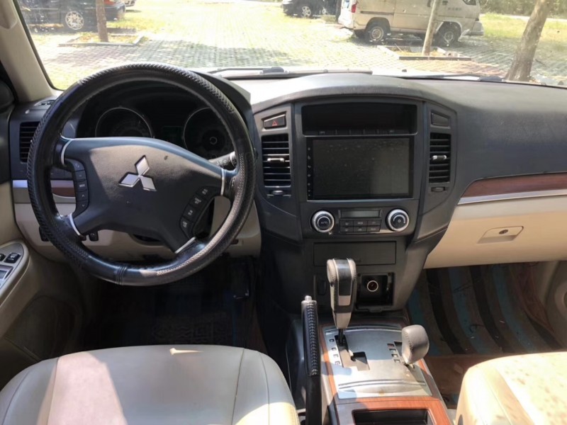 10年三菱帕杰罗